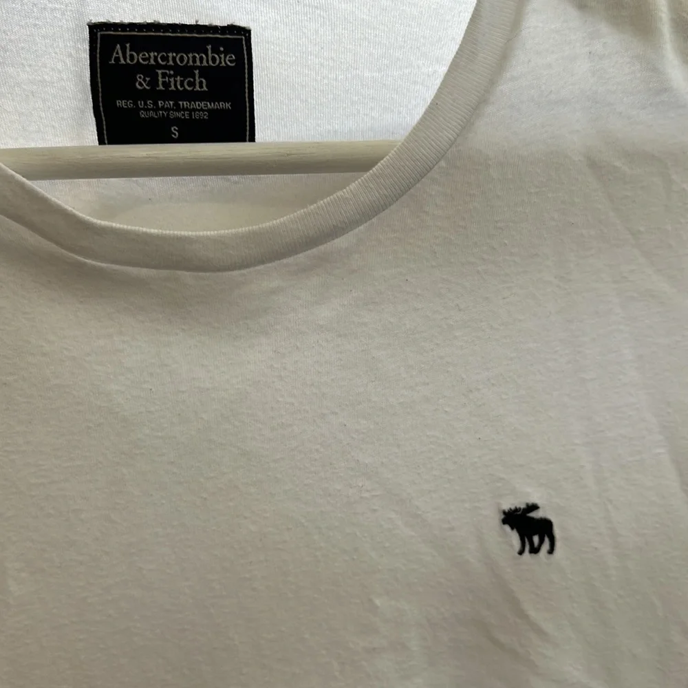 Abercrombie & Fitch - White T-Shirt - Small - Picture 2 of 3